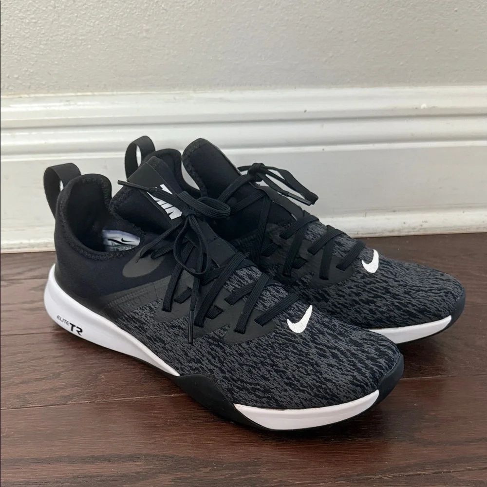 NWOT Nike Elite Black, Gray and White Running Sneakers Size 9.5